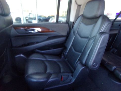 Used 2019 Cadillac Escalade ESV Luxury image 18