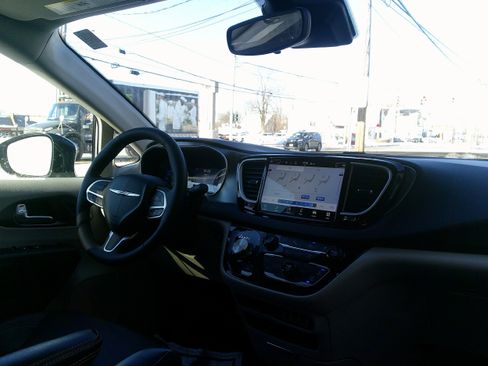 Used 2024 Chrysler Pacifica Touring-L image 23