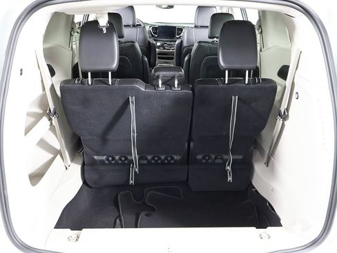 Used 2023 Chrysler Pacifica Touring-L FWD image 19