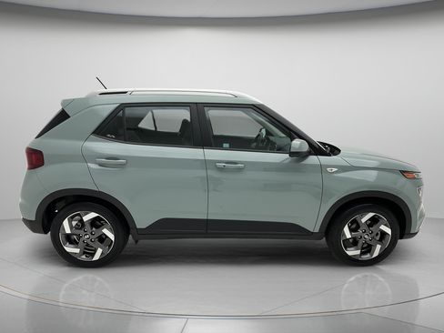 Used 2025 Hyundai Venue Limited FWD image 6