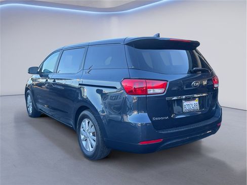 Used 2017 Kia Sedona LX image 4
