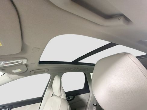 Certified 2024 Volvo XC60 B5 Plus AWD/4WD image 22