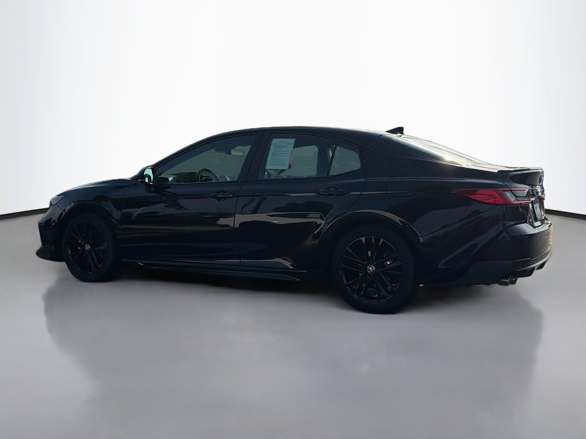 Used 2025 Toyota Camry SE FWD image 4