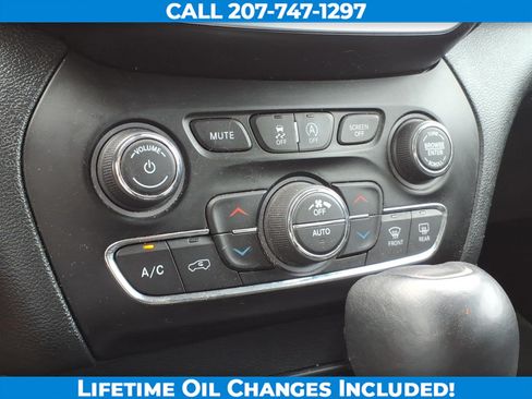 Used 2019 Jeep Cherokee Latitude Plus w/ Comfort/Convenience Group AWD/4WD image 15