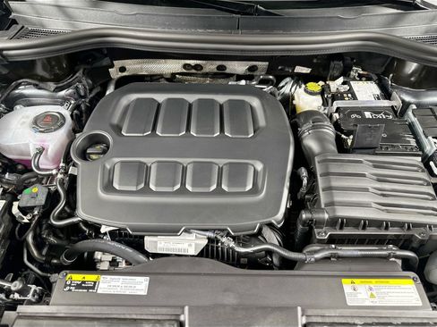 Certified 2025 Volkswagen Tiguan SE image 19