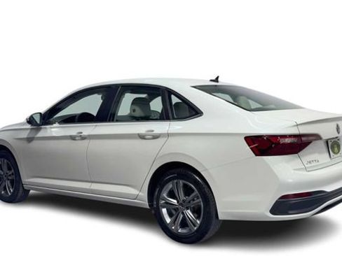 Used 2023 Volkswagen Jetta SE FWD image 4