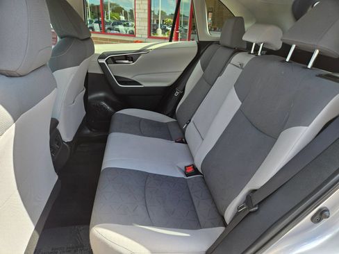 Used 2021 Toyota RAV4 XLE FWD image 10