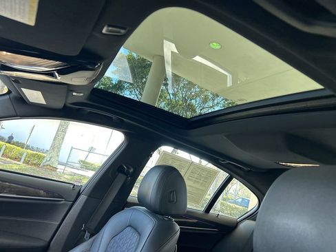 Used 2022 BMW 540i xDrive w/ M Sport Package image 19