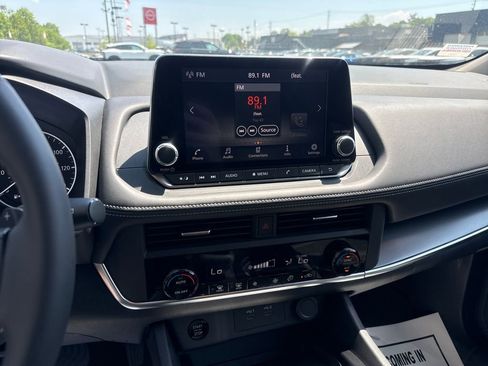 Used 2025 Nissan Rogue SV FWD image 18