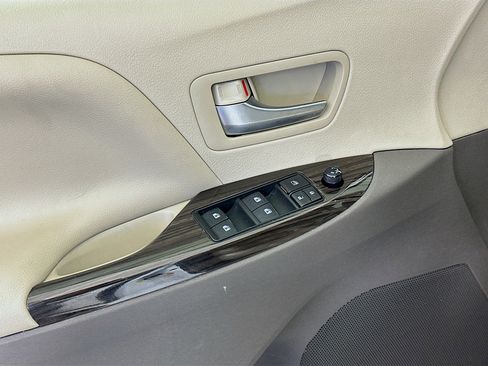 Used 2019 Toyota Sienna XLE Premium AWD/4WD image 15