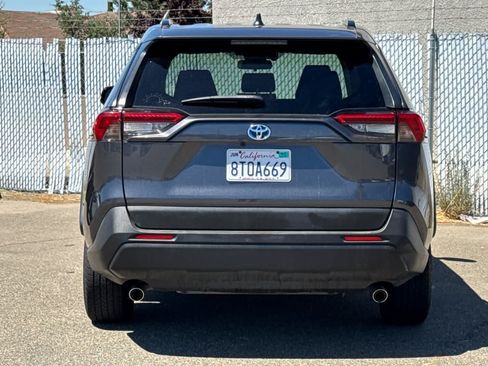 Used 2020 Toyota RAV4 LE AWD/4WD image 4
