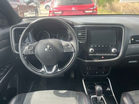 Used 2020 Mitsubishi Outlander LE image 4