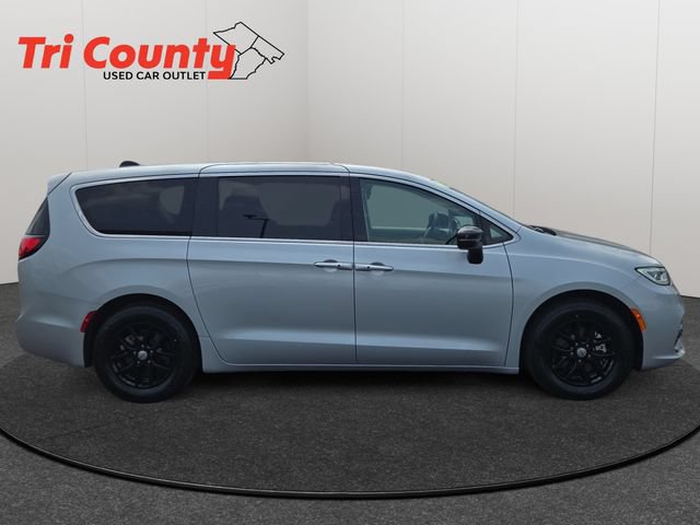 Used 2024 Chrysler Pacifica Touring-L FWD image 6