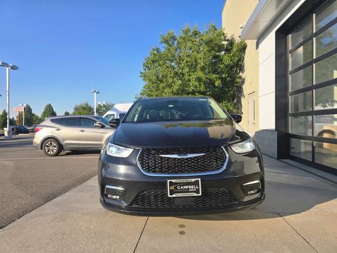 Used 2024 Chrysler Pacifica Touring-L FWD image 4