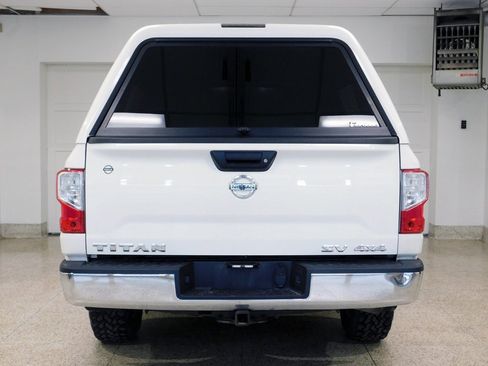 Used 2017 Nissan Titan SV image 5