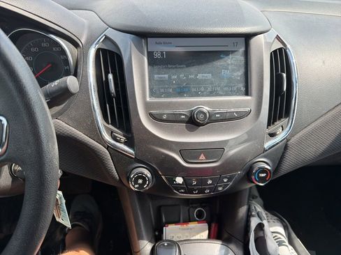 Used 2018 Chevrolet Cruze LT w/ RS Package FWD image 10