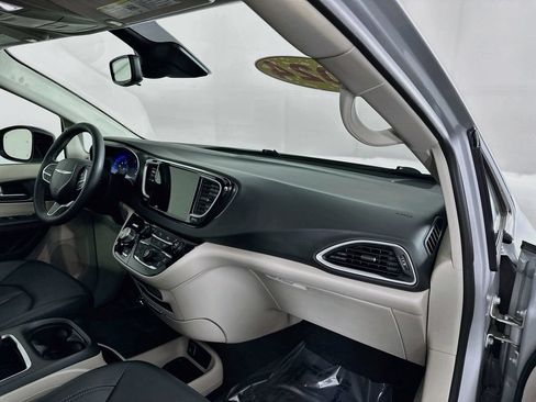 Certified 2024 Chrysler Pacifica Touring-L FWD image 40
