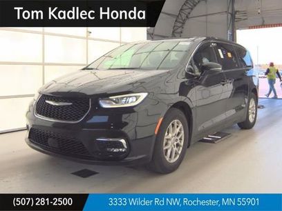 Used 2025 Chrysler Pacifica Select
