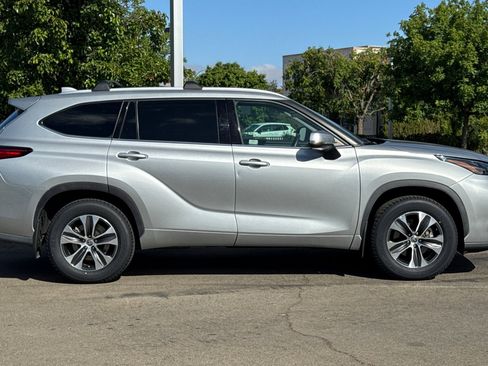 Used 2022 Toyota Highlander XLE image 3