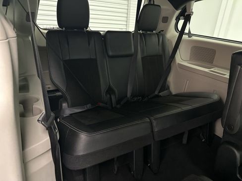 Used 2019 Dodge Grand Caravan SXT FWD image 12