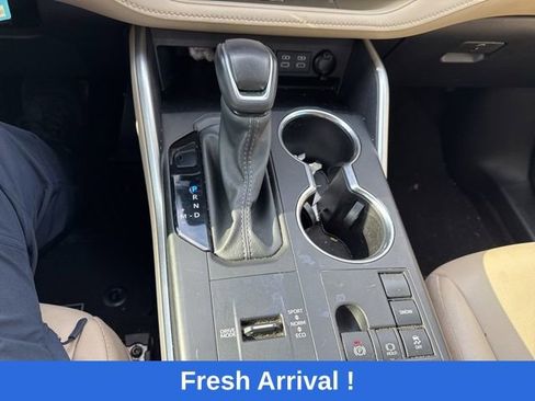 Used 2024 Toyota Highlander XLE FWD image 9