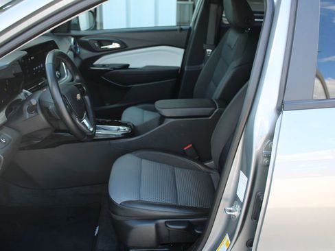 Used 2025 Chevrolet Trax LT w/ LT Convenience Package FWD image 40