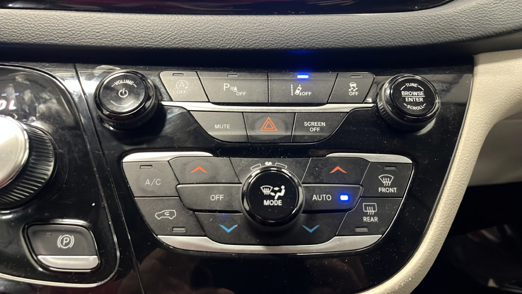 Used 2023 Chrysler Pacifica Touring-L FWD image 17
