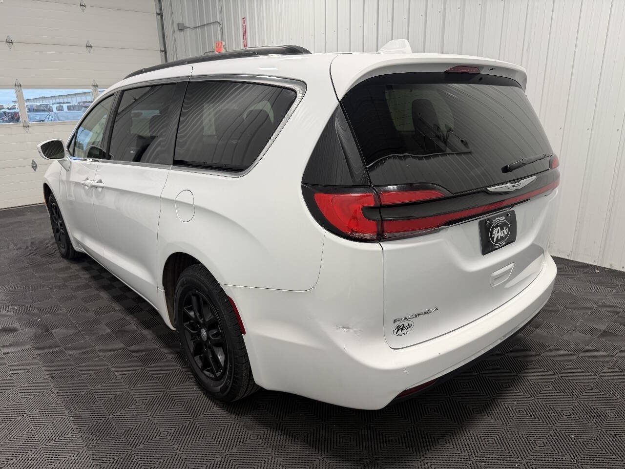 Used 2022 Chrysler Pacifica Touring-L FWD image 4