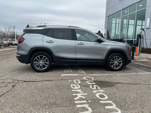 Used 2024 GMC Terrain SLT image 13