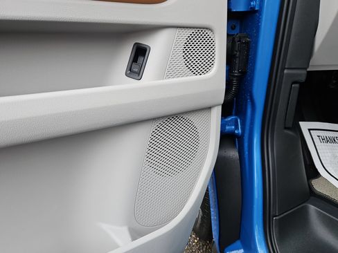 New 2025 Volkswagen ID. Buzz Pro S Plus AWD/4WD image 11