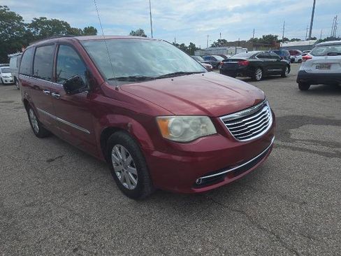 Used 2014 Chrysler Town & Country Touring w/ Driver Convenience Group FWD image 3