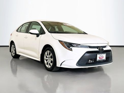 Used 2025 Toyota Corolla LE image 3