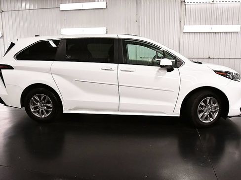 Used 2024 Toyota Sienna LE AWD/4WD image 8
