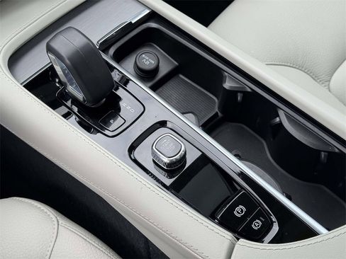 Certified 2024 Volvo XC90 B5 Core w/ Protection Package Premier image 28