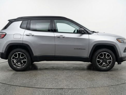 Used 2025 Jeep Compass Trailhawk image 11