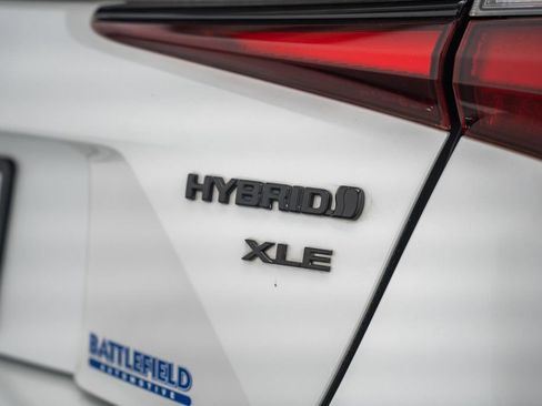 Certified 2021 Toyota Prius FWD image 9