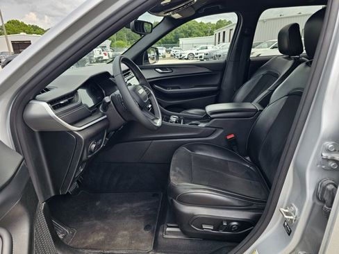 Used 2024 Jeep Grand Cherokee Altitude RWD image 32