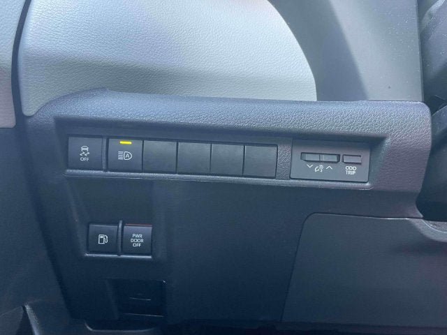 Certified 2025 Toyota Sienna XLE FWD image 21
