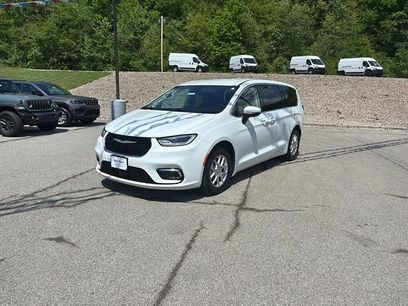 Used 2023 Chrysler Pacifica Touring-L