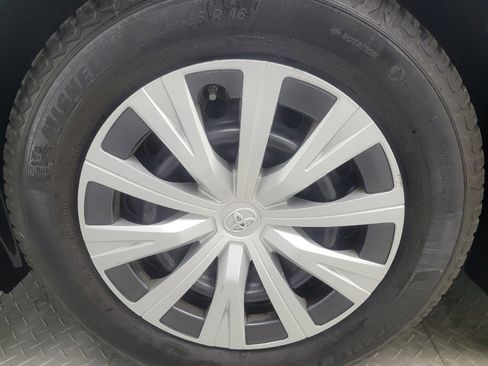 Used 2018 Toyota Camry FWD image 31