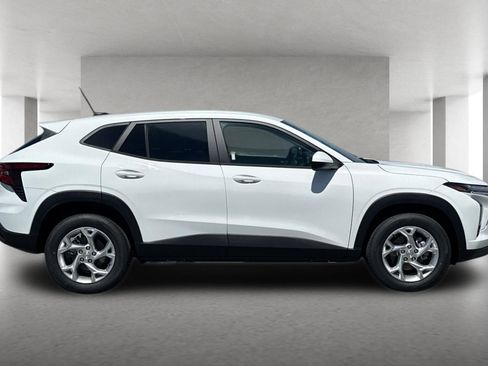 New 2026 Chevrolet Trax LS w/ LS Convenience Package FWD image 3