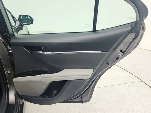 Used 2018 Toyota Camry LE image 33