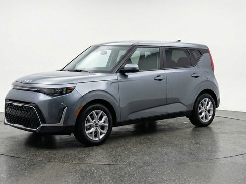 Used 2025 Kia Soul LX w/ LX Technology Package FWD image 3