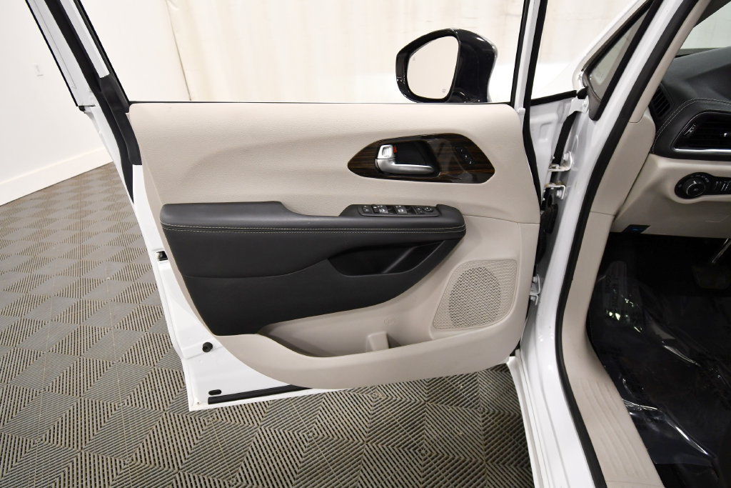 Used 2024 Chrysler Pacifica Limited FWD image 13