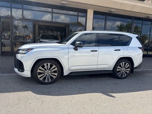 Used 2022 Lexus LX 600 4WD w/ Appearance Package image 10