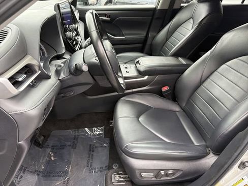 Used 2023 Toyota Highlander XLE FWD image 9