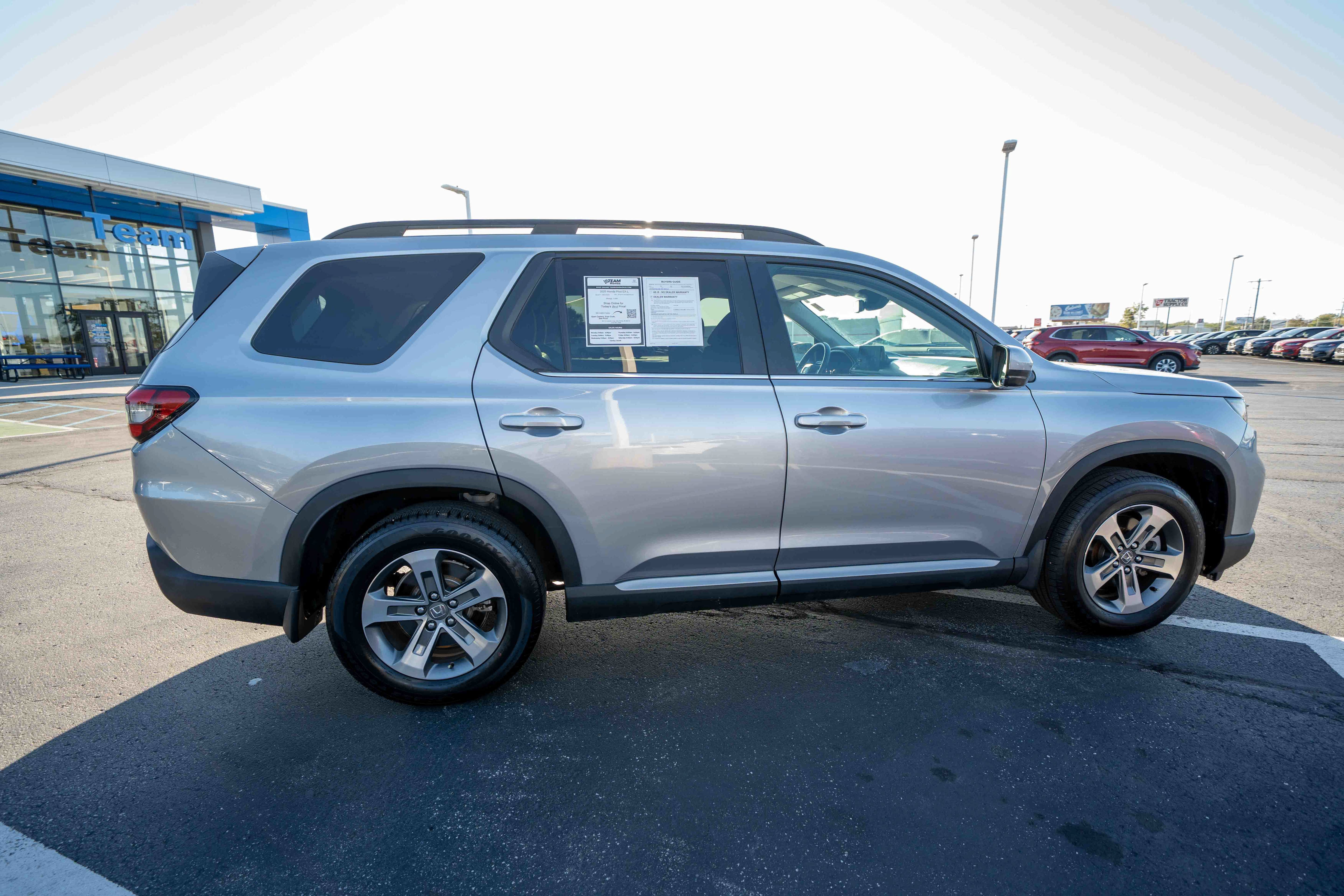 Used 2025 Honda Pilot EX-L image 6