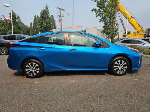 Certified 2020 Toyota Prius LE AWD/4WD image 8
