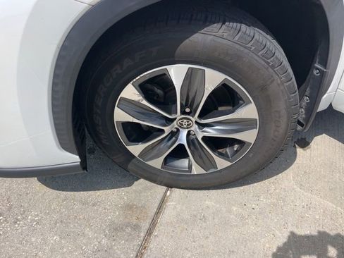 Used 2021 Toyota Highlander XLE FWD image 31