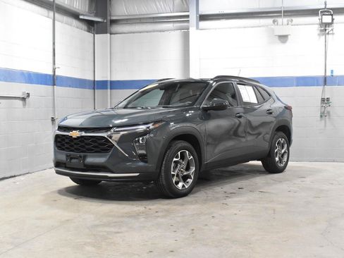 Used 2025 Chevrolet Trax LT FWD image 2